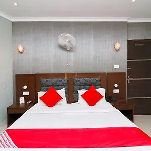 Hotel Oyo Metro Tower Near Ambience Mall, New Delhi